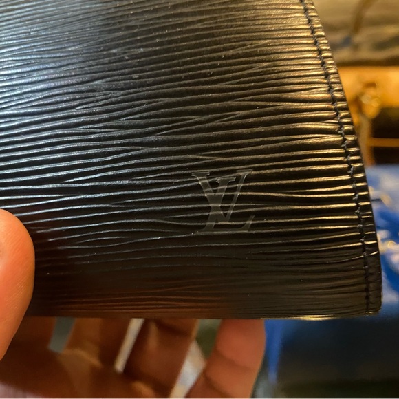 It’s very cute small LV pouch Bag. It’s so flexible to carry for everywhere.. - Picture 4 of 4